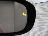 隣車線を走る車両をレーダーで検知し、ドアミラーでは確認しにくい後側方エリアに存在する車両に加え、急接近してくる車両も検知します。車両を検知するとドアミラーに搭載されたLEDインジケーターが点灯します。