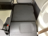 リアシートは簡単に倒すことができるので、ラゲッジルームも広がります。