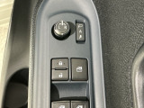 狭い駐車場で便利な電動格納ドアミラーが付いています。