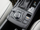 マツダコネクトを操作するコマンダーコントロールです。運転中に自然と手の触れる位置に配置されています。