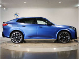 【BMWの伝統-3】BMWのお車は、&ldquo;駆け抜ける歓び&rdquo;を体現しております。走行の安定性とコーナリングの良さを追求し、思い通りにハンドルの操作可能です。