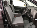 高いホールド性で運転姿勢が安定します。長距離ドライブでも疲れにくいのが魅力です。快適なドライビングライフをお送りください♪