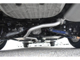 車両後方からの下回りです。マフラー防錆塗装や下回り防錆施工等も可能でございます。