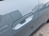 【デザインとの融合】BMWデザイナーが創り出したボディデザインを損なう事のない様に配置とデザインに拘っています。ドアノブについてもBMWの拘りに妥協はありません。
