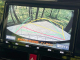 【バックカメラ】駐車時に後方がリアルタイム映像で確認できます。大型商業施設や立体駐車場での駐車時や、夜間のバック時に大活躍!運転スキルに関わらず、今や必須となった装備のひとつです!