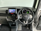 【前方視界】開放的な前方視界!運転がしやすく疲れにくいです♪窓が大きく、見通しがとっても良いおクルマですよ♪