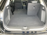 後席は分割可倒式で、用途に合わせてアレンジ可能。荷物の量や乗車人数に応じて柔軟に使える便利なシートです。