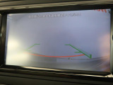 ギアをリバースに入れると車両後方の映像を映し出します。画面にはガイドラインが表示され、車庫入れや縦列駐車などの際に安全確認をサポートします。