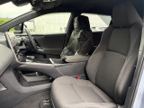 長時間の運転も疲れにくいフロントシート!体をしっかり支えてくれて運転がしやすい形状です!!
