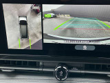 アラウンドビューモニターです。上空からお車の周りを見る感覚で表示されますので、車庫入れも簡単