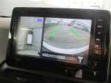自車を真上から見下ろすように映し出すので周囲の状況が分かるアラウンドビューモニター搭載。フロントカメラとしても使用できます。車庫入れなど苦手な人の頼りになる助っ人です。