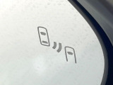 【ブラインドスポットモニター】走行中、ドアミラーの死角になりやすい箇所に後続車が接近するとサイドミラーのレンズに警告を表示!ドライバーに注意喚起をしてくれます。