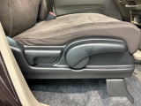 シートハイトアジャスターが付いているので運転姿勢を調整するのに便利ですね。身長に合ったシートポジションは安全運転や疲労軽減にもつながります。