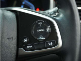 ◆アダプティブクルーズコントロール◆予め設定した車速内でクルマが自動的に加減速。前走車との適切な車間距離を維持しながら追従走行します。【LKAS】車線維持支援システムでステアリング操作を支援。