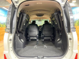 普段のお買い物や通勤、送迎等に十分な荷室スペースを確保しております。セカンドシートを倒すと、大きな荷物の積載も可能です♪
