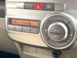 【オートエアコン】一度お好みの温度に設定すれば、車内の温度を検知し風量や温度を自動で調整。暑い&hellip;寒い&hellip;と何度もスイッチ操作をする必要はありません。快適な車内空間には必須の機能ですね♪