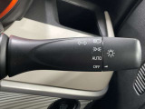 【オートライト】車のセンサーが周囲の明るさを感知し、自動でヘッドライトを点灯・消灯する機能です。この機能は夕暮れ時の交通事故が多い時間帯の安全性を高めてくれます。