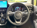 インテリアに合わせたデザインのステアリングは、運転される方のことも考え、運転しやすい形状、大きさです。是非一度、実際に触ってお確かめください。