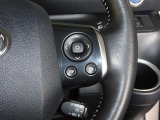 【ステアリングスイッチ】運転中に視線を前に向けたまま画面の操作できます。