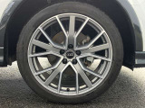 20インチ純正アルミホイール装備 全車両に標準装備の純正アルミホイールは、純正ならではのバランスの良いデザインと、走行安定性をお楽しみ頂けます。
