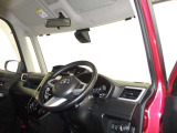 見通しのよいすっきりとした視界で、誰でも運転しやすいです。運転のしやすさは疲れにくさにも繋がりますよ♪