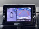 上からまる見え!アラウンドビューモニターの画像です。純正ナビに映してあります。お車を真上から見たような映像をミラーやナビ画面に映し出す事によって、車両の周囲を確認し、駐車時や発進時の運転をサポート。