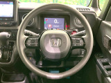 インテリアに合わせたデザインのステアリングは、運転される方のことも考え、運転しやすい形状、大きさです。是非一度、実際に触ってお確かめください。