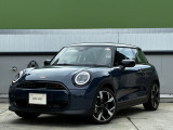 MINIのフロントグリルのデザインはイギリスで生まれた当初から、シルバーのサイドバーが折り重なった伝統的なデザインで御座います。その伝統はBMWのお車になってからでも少しずつ形を変えて守られております