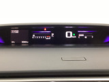 中央にデジタル表示のスピードメーターを配したメーターになっています。左側のインフォメーション画面で燃費などの情報を確認できます。
