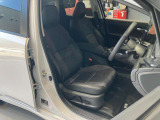 運転席、助手席です。シート地です。吸湿性のある素材をあしらい座面も広くゆったりと座れてきっと気に入っていただけると思います。