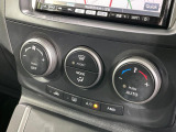 【オートエアコン】一度お好みの温度に設定すれば、車内の温度を検知し風量や温度を自動で調整。暑い&hellip;寒い&hellip;と何度もスイッチ操作をする必要はありません。快適な車内空間には必須の機能ですね♪