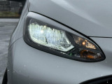 【LEDヘッドライト】悪天候や夜間走行時も良好な視界を確保し安心して運転できる高輝度LEDヘッドライトを装備!点灯速度が早く、消費電力も抑えられています。