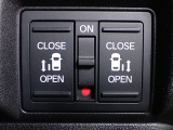 運転席からもスライドドアをボタン操作でスピーディーに開閉できます!またスマートキーでも操作できるので便利です。