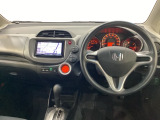車内は光触媒抗菌消臭施工済です。インパネ周りはスタイリッシュなデザインです。グローブボックスやカップホルダーのほかにトレーなどたくさんの収納スペースが付いています。