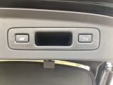 ハンズフリー機能付きパワーテールゲートで、重い荷物を持っていても足をかざすだけで開閉可能。予約クローズ機能により、離れると自動で閉まるため、積み込み後もスムーズに移動できます。