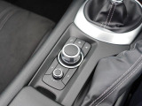 マツダコネクトを操作するコマンダーコントロールです。運転中に自然と手の触れる位置に配置されています。