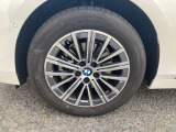【BMWアロイホイル】軽量かつ強度に拘ったアロイホイル。走行性能ポテンシャルを引き出す設計。車の足元を引き締めてくれる大きなポイントはアロイホイルです。