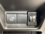 【ステアリングヒーター】冬場に冷たくなりやすい革巻きステアリングを、スイッチ一つで素早く適温に!エアコンよりも早く温まってくれるので、寒い日の運転も快適になりますね♪