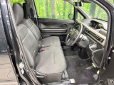 運転席まわりには十分なスペースがあり、大柄な方でもゆったり運転していただける環境です。