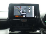 サイドクリアランスビュー表示中に、旋回時の運転操作に合わせて自動で車両を斜め後方から見たような映像を表示。