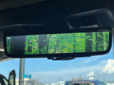 【スマートリヤビューミラー】後席の大きな荷物や同乗者で後方が確認しづらい時でも安心!カメラが撮影した車両後方の映像をルームミラー内に表示。クリアな視界で状況の確認が可能です!