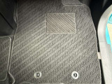 運転席フロアマットです。使用感は少なく、目立った汚れや損傷はありません。