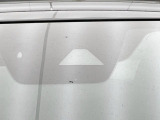 【スマートシティブレーキサポート】低速走行中に前方の車両等を認識し、衝突しそうな時は警報とブレーキで衝突回避と被害軽減をアシスト。より安全にドライブをお楽しみいただけます。