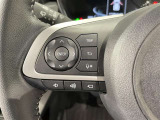 ステアリングスイッチ付きで、運転中に視線を前に向けたまま操作できます。