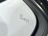 【ブラインドスポットモニター】走行中、ドアミラーの死角になりやすい箇所に後続車が接近するとサイドミラーのレンズに警告を表示!ドライバーに注意喚起をしてくれます。