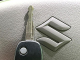 【キーレス】少し離れた場所からでもボタン一つでドアの開錠・施錠ができるのでとっても便利!ドアの鍵穴周りに傷をつけることもありません♪