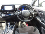 高いホールド性で運転姿勢が安定します。長距離ドライブでも疲れにくいのが魅力です。快適なドライビングライフをお送りください♪