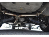車両後方からの下回りです。マフラー防錆塗装や下回り防錆施工等も可能でございます。