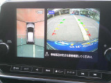 ★アラウンドビューモニター★クルマを真上から見下ろしているかのような映像によって車庫入れや縦列駐車などの駐車時に自車と駐車位置の関係をひと目で確認できスムースな駐車をサポートします!