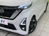 【LEDヘッドライト】悪天候や夜間走行時も良好な視界を確保し安心して運転できる高輝度LEDヘッドライトを装備!点灯速度が早く、消費電力も抑えられています。